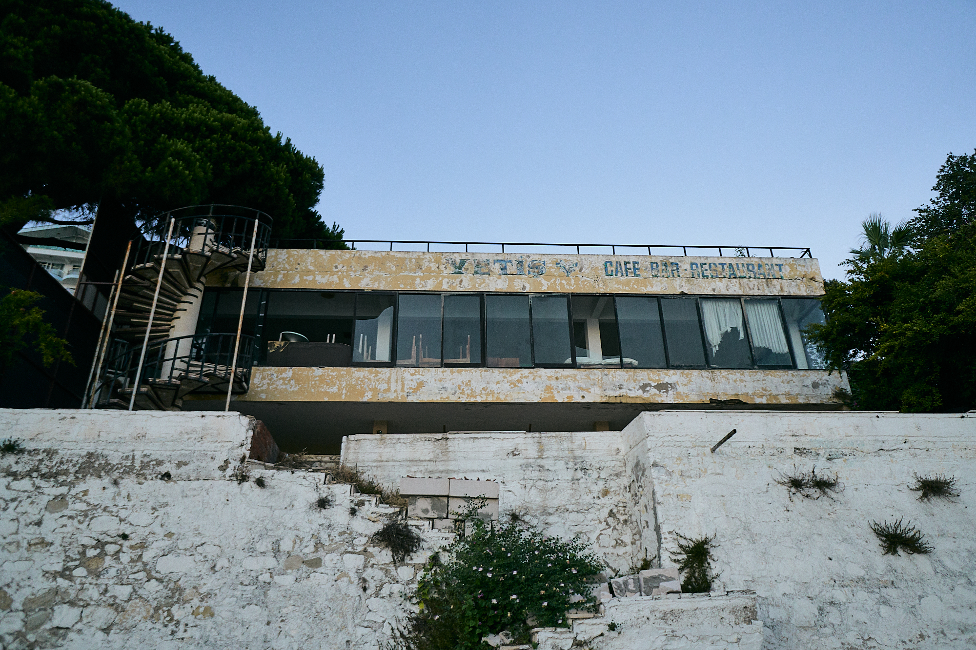 derelict cafe in kusadasi during coronavirus