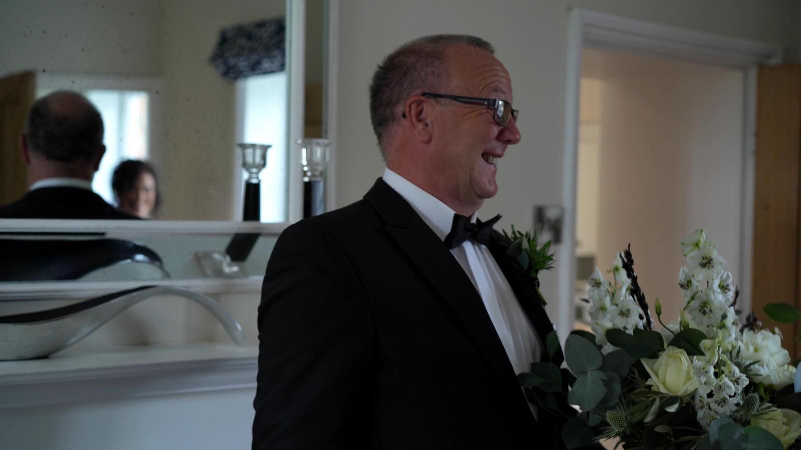 dad sees bride for first time