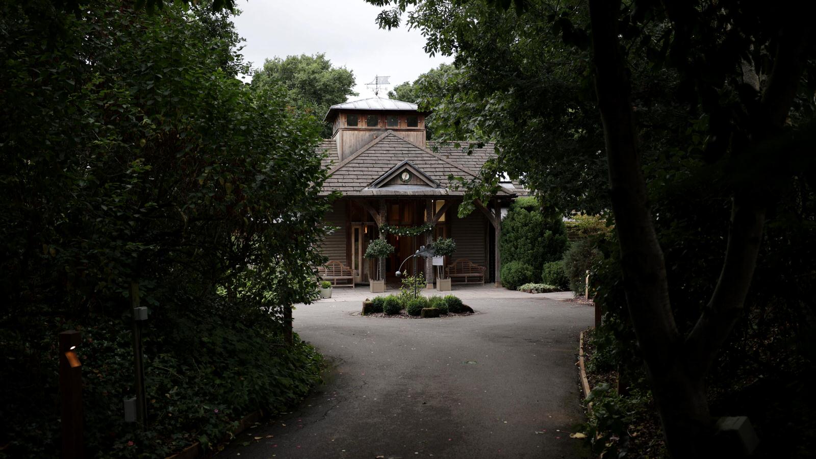 Kerry and Nicks Oaktree Peover wedding 1 entrance of oaktree of peover wedding venue