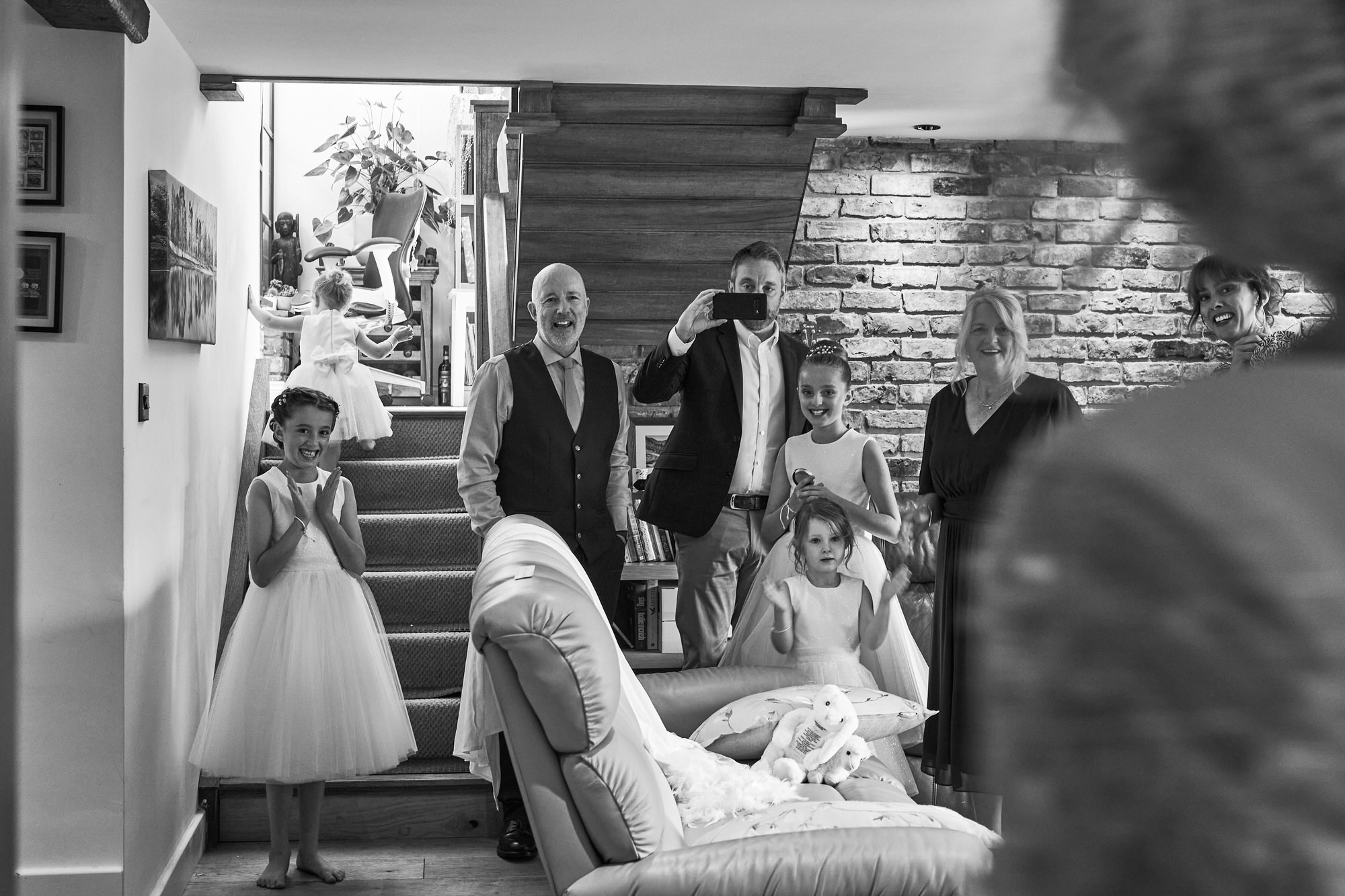 wedding photographer captures everyone seeing the bride for the first time