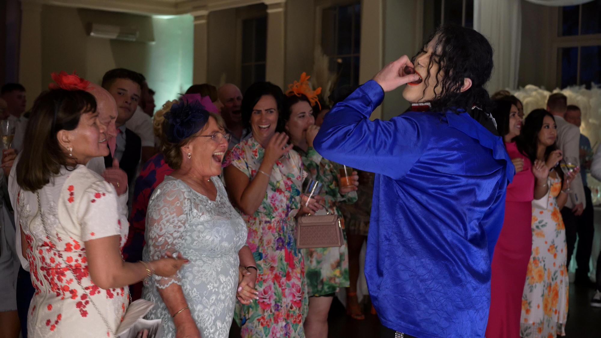 female guests sing along to Michael Jackson tribute performs at Stubton Hall wedding
