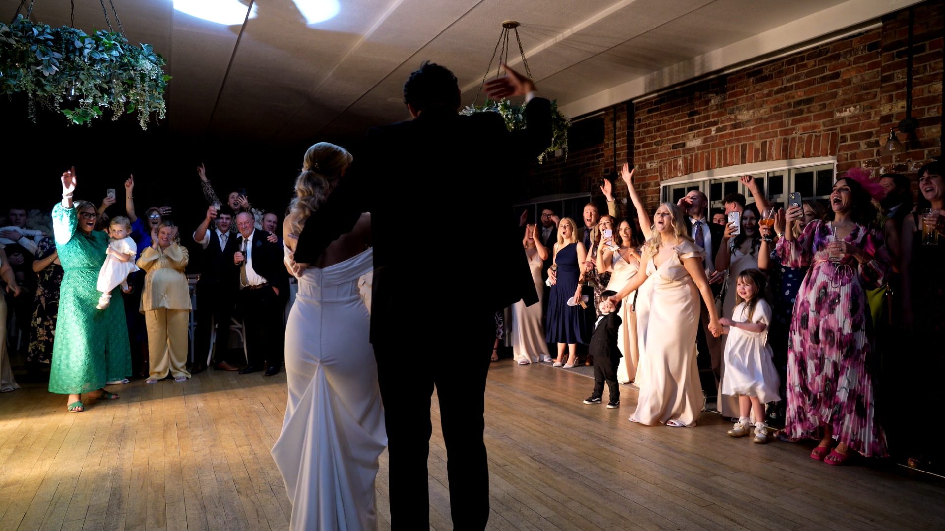 the couple ask people to join them on the dancefloor and sing along