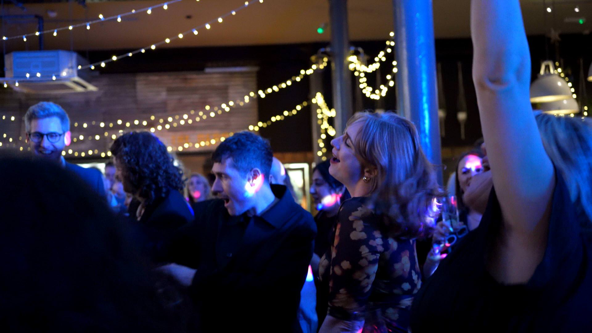 guests sing like noones watching