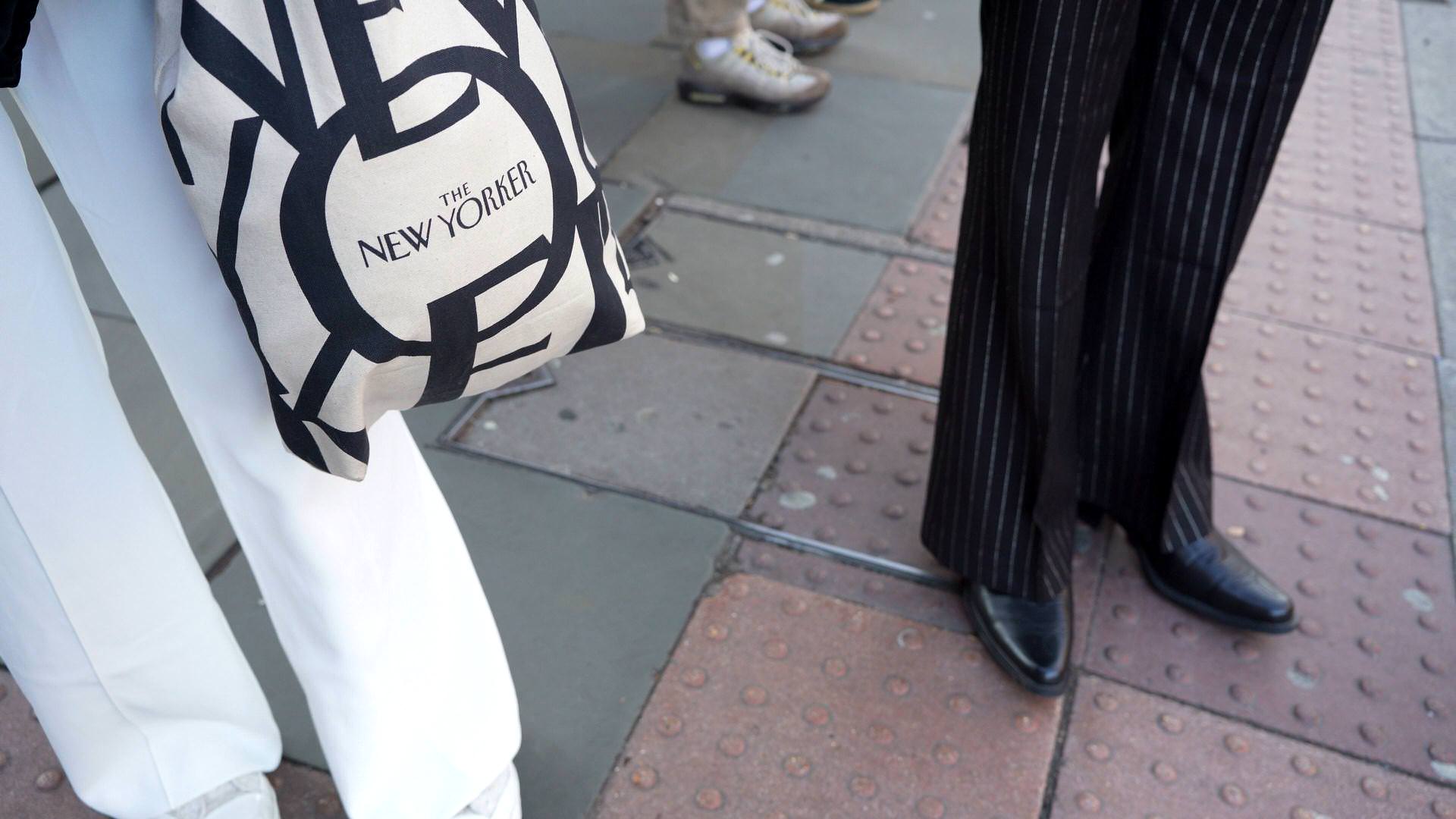 a storytelling shot of the couple walking through london to their wedding