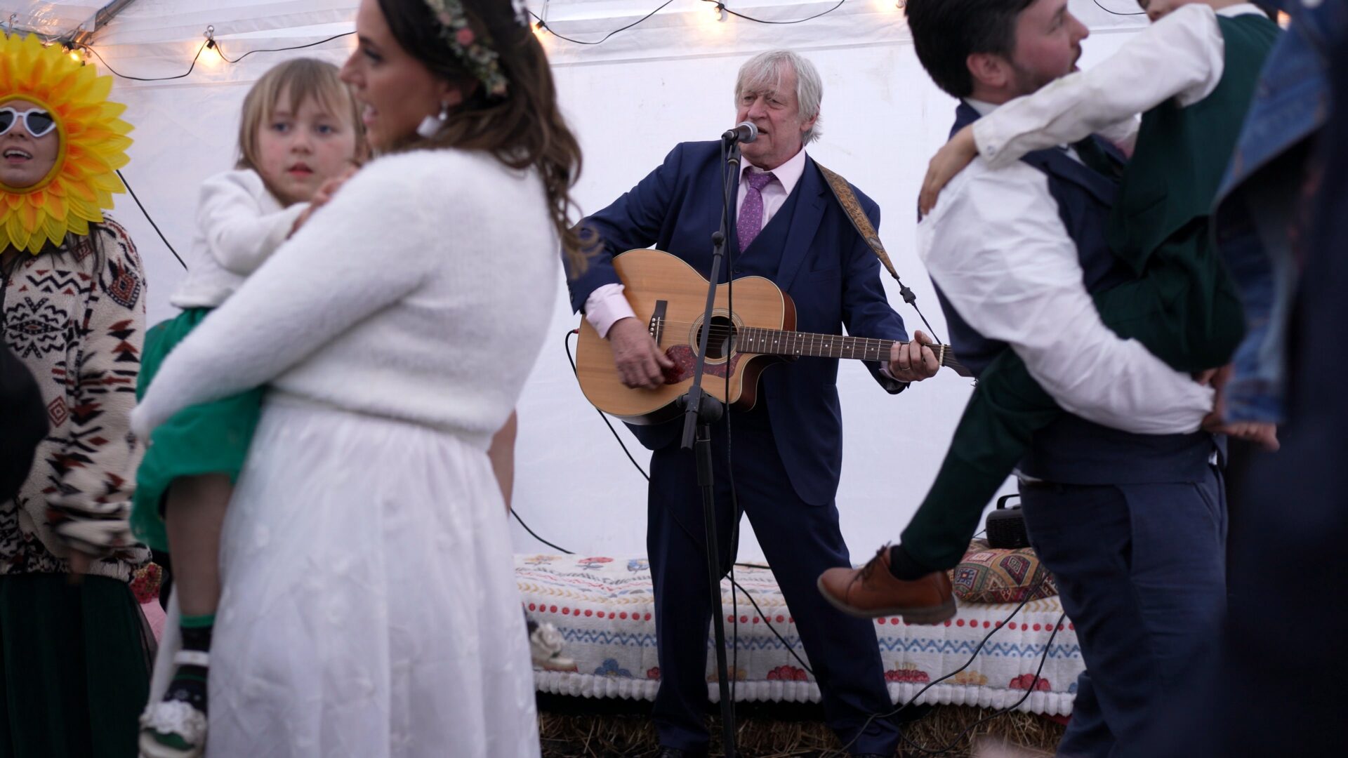 the father of the bride sings with his guitar